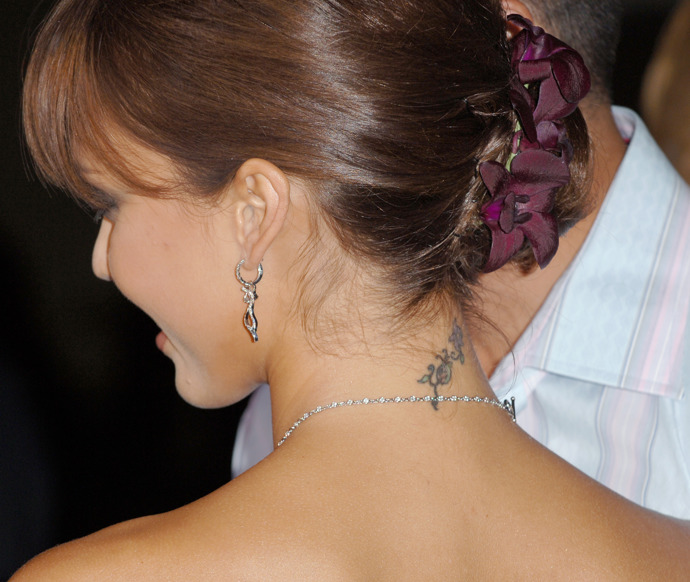 Jessica Alba si sice pěstuje neposkvrněnou image, tetováním se však také nevyhnula
Jessica Alba si sice pěstuje neposkvrněnou image, tetováním se však také nevyhnula