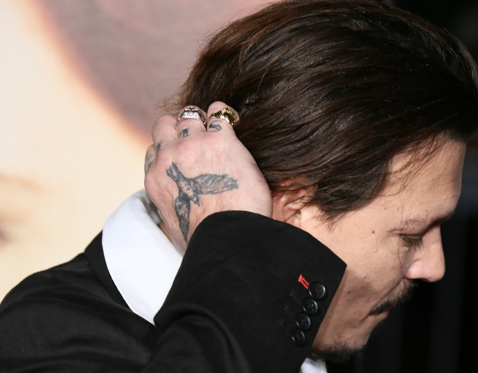 Johnny Depp a jeho tetování jsou kapitola sama o sobě. S image rockera a piráta v jedné osobě to k němu zkrátka patří, a tak už jich nasbíral nejméně třicet.
Johnny Depp a jeho tetování jsou kapitola sama o sobě. S image rockera a piráta v jedné osobě to k němu zkrátka patří, a tak už jich nasbíral nejméně třicet.