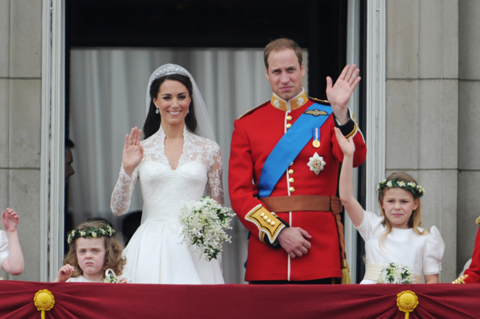 Princezna Catherine
Deset let po tom, co se seznámili na univerzitě, si 29. dubna 2011 Kate Middleton vzala prince Williama na Westminsterském opatství. Po dobu šesti měsíců, kdy byli zasnoubeni, se jméno návrháře jejích šatů uchovávalo v utajení a samozřejmě kolem něj byly velké spekulace. Nakonec, až ve chvíli, kdy nevěsta vcházela do Westminsteru, se ukázalo, že návrhářem šatů je kreativní ředitelka Alexandra McQueena - Sarah Burton.
Princezna Catherine
Deset let po tom, co se seznámili na univerzitě, si 29. dubna 2011 Kate Middleton vzala prince Williama na Westminsterském opatství. Po dobu šesti měsíců, kdy byli zasnoubeni, se jméno návrháře jejích šatů uchovávalo v utajení a samozřejmě kolem něj byly velké spekulace. Nakonec, až ve chvíli, kdy nevěsta vcházela do Westminsteru, se ukázalo, že návrhářem šatů je kreativní ředitelka Alexandra McQueena - Sarah Burton.