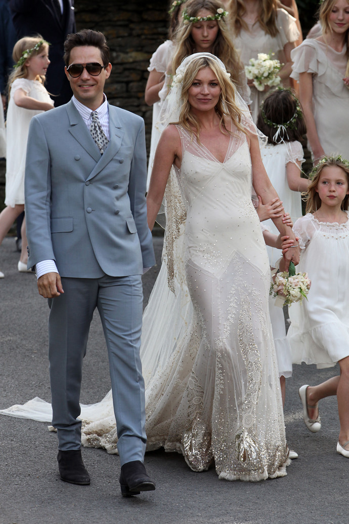 Kate Moss
Kate si vzala Jamieho Hince v šatech od Johna Galliana v kostele St Peter's v Southropu v červenci 2011. Její šaty, stejně jako šaty Gwen Stefani, byly v roce 2014 součástí výstavy svatebních šatů v muzeu Victoria & Albert. Kate měla o šatech jasnou představu a dá se říct, že na šatech pracovala společně s Gallianem.
Kate Moss
Kate si vzala Jamieho Hince v šatech od Johna Galliana v kostele St Peter's v Southropu v červenci 2011. Její šaty, stejně jako šaty Gwen Stefani, byly v roce 2014 součástí výstavy svatebních šatů v muzeu Victoria & Albert. Kate měla o šatech jasnou představu a dá se říct, že na šatech pracovala společně s Gallianem.