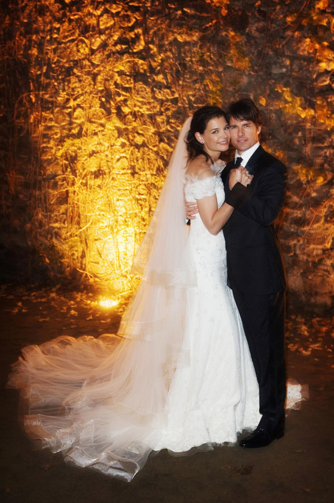 Katie Holmes
Sedm měsíců po narození dcery Suri se v listopadu 2006 Katie Holmes provdala za Toma Cruise v šatech s holými rameny od Giorgia Armaniho v Itálii. Pár oznámil, že se bude rozvádět v roce 2012.
Katie Holmes
Sedm měsíců po narození dcery Suri se v listopadu 2006 Katie Holmes provdala za Toma Cruise v šatech s holými rameny od Giorgia Armaniho v Itálii. Pár oznámil, že se bude rozvádět v roce 2012.