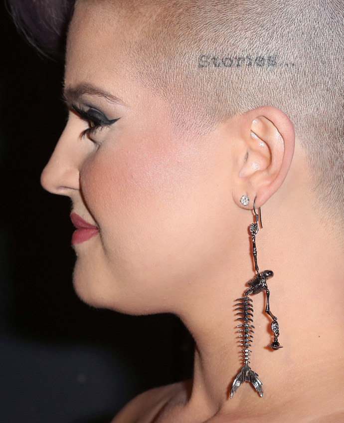 Kelly Osbourne tetováním odolává zkrátka těžko, a tak si nechala jedno udělat i na hlavě.
Kelly Osbourne tetováním odolává zkrátka těžko, a tak si nechala jedno udělat i na hlavě.