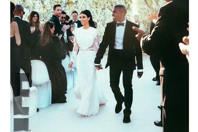 Kim Kardashian
Kvůli šatům na svatbu s Kanye Westem zavolala Kim Riccardu Tiscimu, aby jí na zakázku navrhl krajkované Givenchy šaty. Svatba proběhla v Forte di Belvedere v italské Florencii.
Kim Kardashian
Kvůli šatům na svatbu s Kanye Westem zavolala Kim Riccardu Tiscimu, aby jí na zakázku navrhl krajkované Givenchy šaty. Svatba proběhla v Forte di Belvedere v italské Florencii.