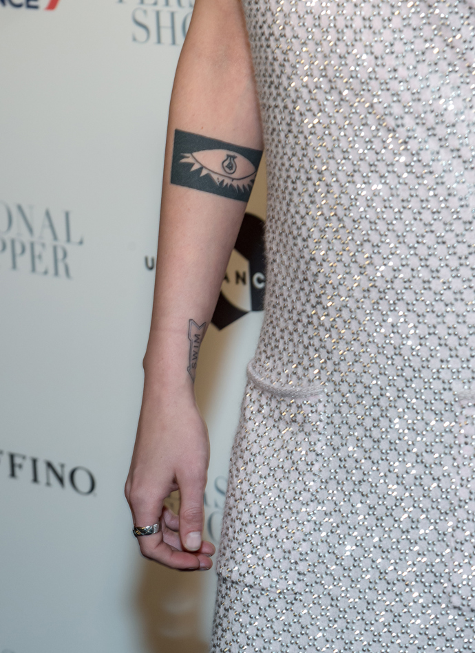 Těžko říct, zda si Kristen Stewart nechala tato tetování vytvořit jen kvůli rolím, ale jisté je, že už je bude mít napořád.
Těžko říct, zda si Kristen Stewart nechala tato tetování vytvořit jen kvůli rolím, ale jisté je, že už je bude mít napořád.