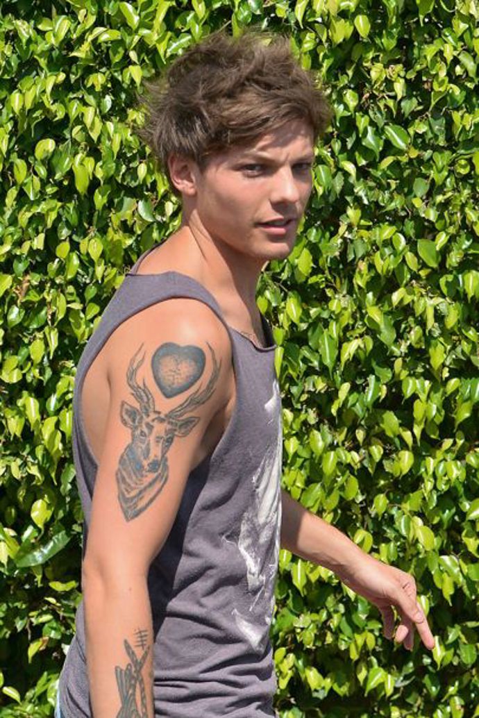 Louis Tomlinson má tuto "ódu na Jägermeister" vytetovanou už nějaký čas. Anebo je to prostě jenom jelen a ne symbol německého pití? Kdyby chtěl, mohl by jim tímto tetováním klidně dělat reklamu.
Louis Tomlinson má tuto "ódu na Jägermeister" vytetovanou už nějaký čas. Anebo je to prostě jenom jelen a ne symbol německého pití? Kdyby chtěl, mohl by jim tímto tetováním klidně dělat reklamu.