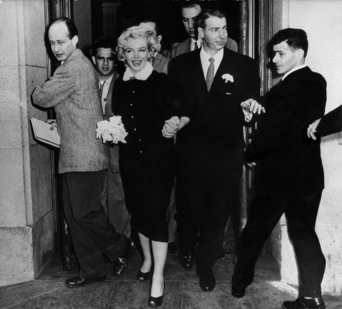 Marilyn Monroe
Marilyn si vzala bývalého hráče baseballu Joea DiMaggia v San Franciscu v lednu 1954. Hollywoodská nadějná herečka byla už před tím vdaná za polictistu Jamese Doughertyho. Na svatbu s DiMaggiem si oblékla černý kostým se sukní s bílým kožešinovým límcem a nesla kytici bílých orchidejí. Jejich manželství vydrželo pouze 274 dní a poté se Marilyn v roce 1956 vdala za dramatika Arthura Millera, s nímž byla až do roku 1961. V roce 1962 zemřela.
Marilyn Monroe
Marilyn si vzala bývalého hráče baseballu Joea DiMaggia v San Franciscu v lednu 1954. Hollywoodská nadějná herečka byla už před tím vdaná za polictistu Jamese Doughertyho. Na svatbu s DiMaggiem si oblékla černý kostým se sukní s bílým kožešinovým límcem a nesla kytici bílých orchidejí. Jejich manželství vydrželo pouze 274 dní a poté se Marilyn v roce 1956 vdala za dramatika Arthura Millera, s nímž byla až do roku 1961. V roce 1962 zemřela.