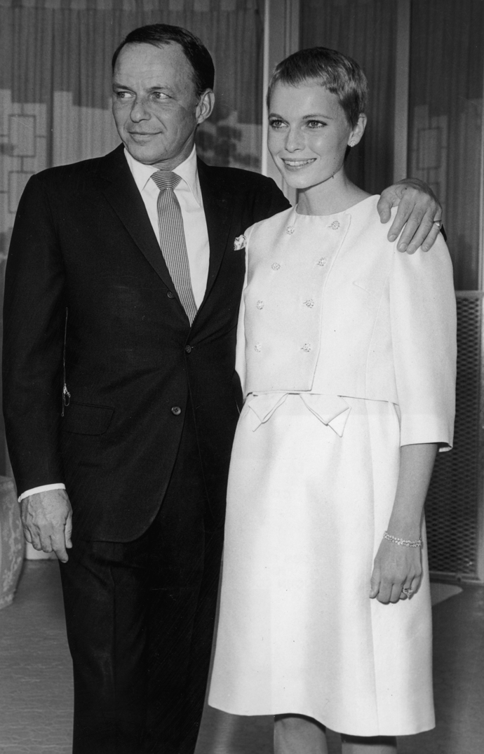 Mia Farrow
Třetí svatba Franka Sinatry byla s Miou Farrow v červnu 1966. Mia, které bylo v té době pouhých 21 let ( a Sinatrovi 50) měla na sobě kostým s bílou elegantní sukní. Je známo, že byli oddaní za neuvěřitelných 15 minut v hotelu The Sands v Las Vegas. Manželství trvalo dva roky, poté se rozvedli. Frank si potom v roce 1976 vzal hollywoodskou agentku Barbaru Marx, Mia se v roce 1970 provdala za skladatele Andrého Previna.
Od roku 1980 byla pak Mia Farrow v dlouhodobém vztahu s Woody Allenem až do roku 1992, kdy jejich vztah skončil kvůli tomu, že se dostalo na povrch, že Woody Allen měl poměr s Miinou adoptovanou dcerou Soon-Yi.
Mia Farrow
Třetí svatba Franka Sinatry byla s Miou Farrow v červnu 1966. Mia, které bylo v té době pouhých 21 let ( a Sinatrovi 50) měla na sobě kostým s bílou elegantní sukní. Je známo, že byli oddaní za neuvěřitelných 15 minut v hotelu The Sands v Las Vegas. Manželství trvalo dva roky, poté se rozvedli. Frank si potom v roce 1976 vzal hollywoodskou agentku Barbaru Marx, Mia se v roce 1970 provdala za skladatele Andrého Previna.
Od roku 1980 byla pak Mia Farrow v dlouhodobém vztahu s Woody Allenem až do roku 1992, kdy jejich vztah skončil kvůli tomu, že se dostalo na povrch, že Woody Allen měl poměr s Miinou adoptovanou dcerou Soon-Yi.