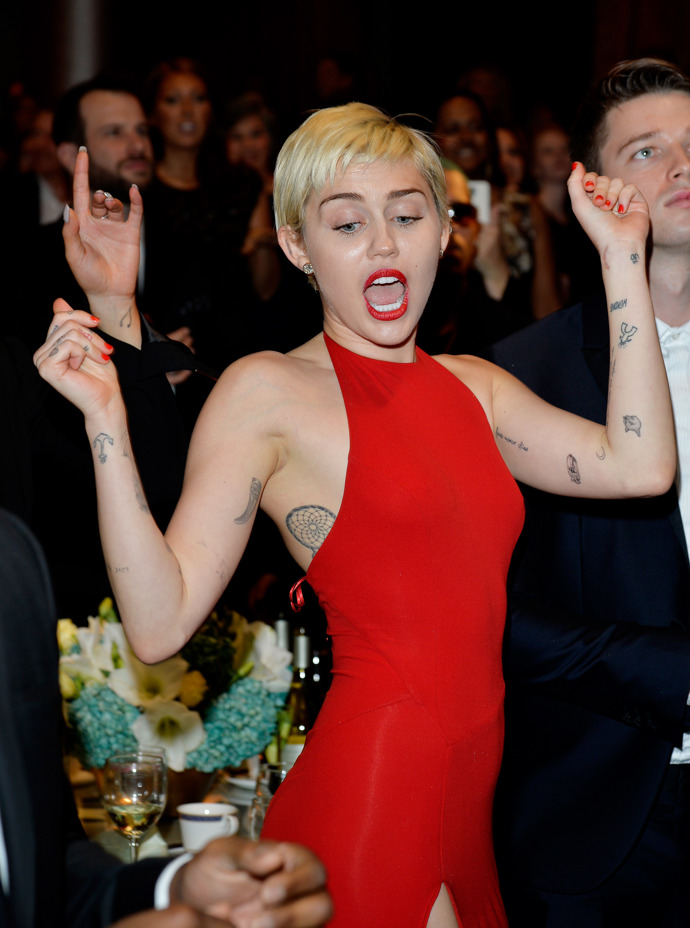 Mezi tetování Miley Cyrus patří třeba to na počest jejímu psovi Alaskanu Klee Kai Floydovi, který umřel minulý rok, když byla na turné.
Mezi tetování Miley Cyrus patří třeba to na počest jejímu psovi Alaskanu Klee Kai Floydovi, který umřel minulý rok, když byla na turné.