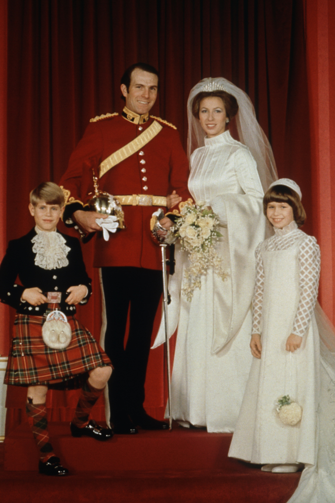 Princezna Anna
Když si Princezna Anna, jediná dcera britské královny Alžběty II., brala v listopadu 1973 kapitána Marka Philipse, v její kytici byla i snítka myrty vypěstovaná z části kytice královny Viktorie. Její šaty vytvořil Maureen Baker, hlavní návrhář pro Susan Small, a zůstaly tajně ukryty až do svatby. Anne a Mark se rozvedli v roce 1992, v tom stejném roce se ale Anne vdala znovu - za vice admirála Timothyho Laurence. Stala se tak po dlouhé době prvním členem britské královské rodiny, který po rozvodu znovu vstoupil do manželství.
Princezna Anna
Když si Princezna Anna, jediná dcera britské královny Alžběty II., brala v listopadu 1973 kapitána Marka Philipse, v její kytici byla i snítka myrty vypěstovaná z části kytice královny Viktorie. Její šaty vytvořil Maureen Baker, hlavní návrhář pro Susan Small, a zůstaly tajně ukryty až do svatby. Anne a Mark se rozvedli v roce 1992, v tom stejném roce se ale Anne vdala znovu - za vice admirála Timothyho Laurence. Stala se tak po dlouhé době prvním členem britské královské rodiny, který po rozvodu znovu vstoupil do manželství.