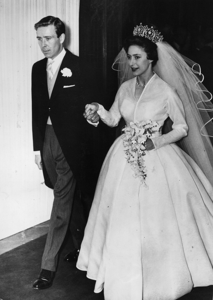 Princezna Margaret
Její šaty na svatbu s Antony Armstrongem v roce 1960 navrhoval Norman Hartnell, stejně jako šaty její starší sestry, královny Alžběty II. K šatům měla čelenku z diamantů. Jejich manželství trvalo do roku 1978.
Princezna Margaret
Její šaty na svatbu s Antony Armstrongem v roce 1960 navrhoval Norman Hartnell, stejně jako šaty její starší sestry, královny Alžběty II. K šatům měla čelenku z diamantů. Jejich manželství trvalo do roku 1978.