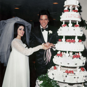 Priscilla Presley

Priscilla Beaulieu měla na sobě při svatbě s Elvisem Presleym šaty, které si sama navrhla. Svatba proběhla v květnu 1967 v Las Vegas. O rok později se jim narodila dcera Lisa Marie a v roce 1973 se rozvedli.

