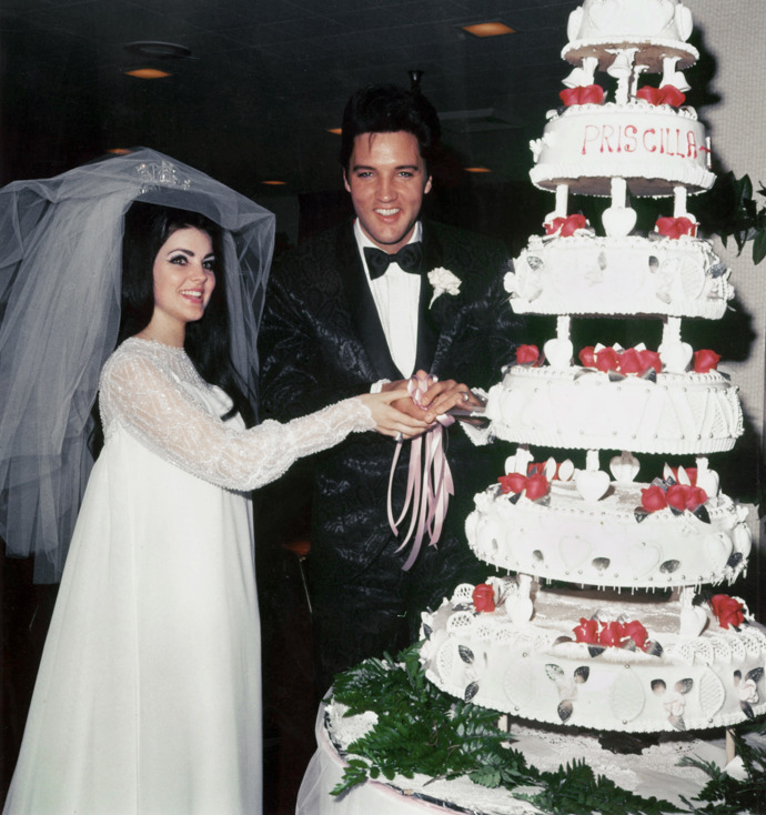 Priscilla Presley
Priscilla Beaulieu měla na sobě při svatbě s Elvisem Presleym šaty, které si sama navrhla. Svatba proběhla v květnu 1967 v Las Vegas. O rok později se jim narodila dcera Lisa Marie a v roce 1973 se rozvedli.
Priscilla Presley
Priscilla Beaulieu měla na sobě při svatbě s Elvisem Presleym šaty, které si sama navrhla. Svatba proběhla v květnu 1967 v Las Vegas. O rok později se jim narodila dcera Lisa Marie a v roce 1973 se rozvedli.