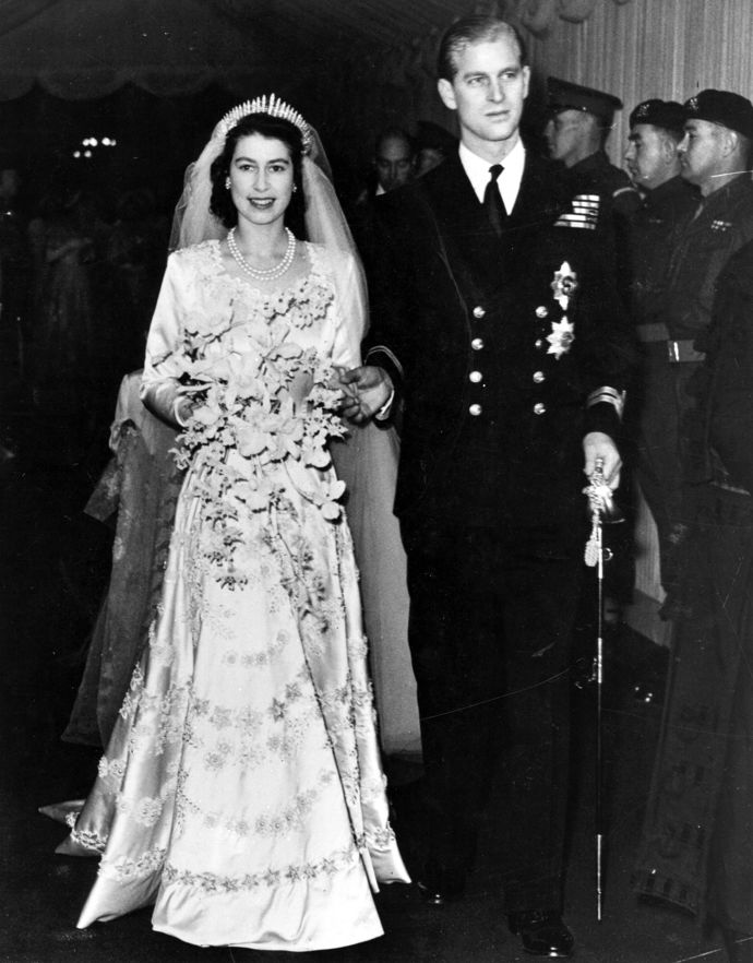 Královna Alžběta II.
Když se v listopadu 1946 vdávala za prince Philipa, bylo Alžbětě II. pouhých 21 let. Poprvé se potkali, když jí bylo 13 let na svatbě jeho sestřenice, princezny Mariny Řecké. Královna Alžběta II. schraňovala přídělové lístky, aby mohla nakoupit potřebný materiál. Šaty jsou vyrobené ze saténu Duchesse v barvě slonovinové kosti a ozdobené 10 tisíci dovezených bílých perel, stříbrnou nití a tylovým vyšíváním.
Její svatební komplet zahrnoval také téměř pětimetrovou vzorovanou vlečku připevněnou na ramenou a závoj z hedvábného tylu upevněný za korunkou zapůjčenou od její matky.
Královna Alžběta II.
Když se v listopadu 1946 vdávala za prince Philipa, bylo Alžbětě II. pouhých 21 let. Poprvé se potkali, když jí bylo 13 let na svatbě jeho sestřenice, princezny Mariny Řecké. Královna Alžběta II. schraňovala přídělové lístky, aby mohla nakoupit potřebný materiál. Šaty jsou vyrobené ze saténu Duchesse v barvě slonovinové kosti a ozdobené 10 tisíci dovezených bílých perel, stříbrnou nití a tylovým vyšíváním.
Její svatební komplet zahrnoval také téměř pětimetrovou vzorovanou vlečku připevněnou na ramenou a závoj z hedvábného tylu upevněný za korunkou zapůjčenou od její matky.