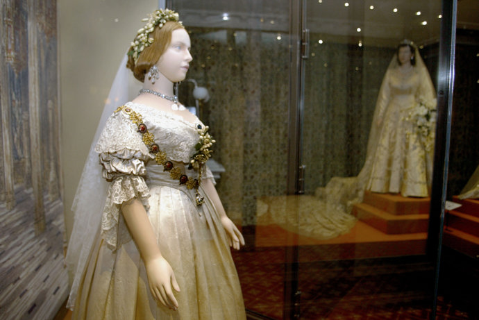 Královna Viktorie
Bílé šaty, které měla na sobě Královna Viktorie, když si v únoru 1840 brala prince Alberta, jsou dodnes v oblibě.
Královna Viktorie
Bílé šaty, které měla na sobě Královna Viktorie, když si v únoru 1840 brala prince Alberta, jsou dodnes v oblibě.