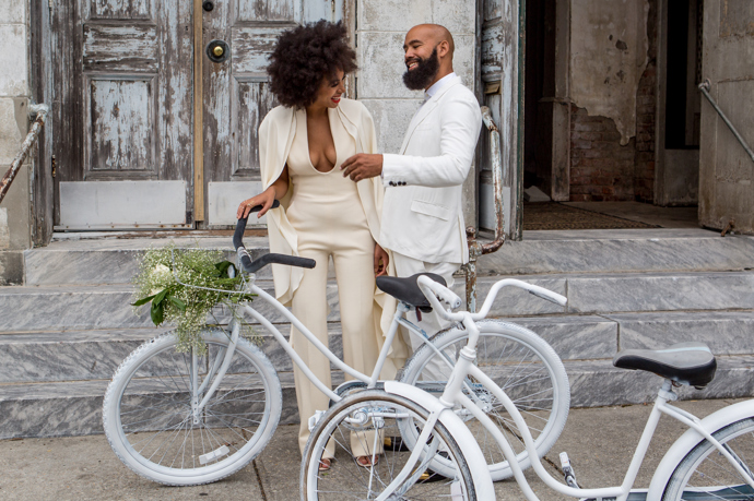Solange Knowles
Solange se při svatbě se svou dlouholetou láskou Alanem Fergusonem vyhnula mnoha tradičním svatebním trendům. Přijela na obřad v New Orleans na kole a měla na sobě overal od Stéphana Rollanda před tím, než se převlékla do šatů Humberto Leon for Kenzo. Průvod se pak z kostela přesouval ve stylu dechové kapely s tancováním, hudbou a třpytkami.
Solange Knowles
Solange se při svatbě se svou dlouholetou láskou Alanem Fergusonem vyhnula mnoha tradičním svatebním trendům. Přijela na obřad v New Orleans na kole a měla na sobě overal od Stéphana Rollanda před tím, než se převlékla do šatů Humberto Leon for Kenzo. Průvod se pak z kostela přesouval ve stylu dechové kapely s tancováním, hudbou a třpytkami.