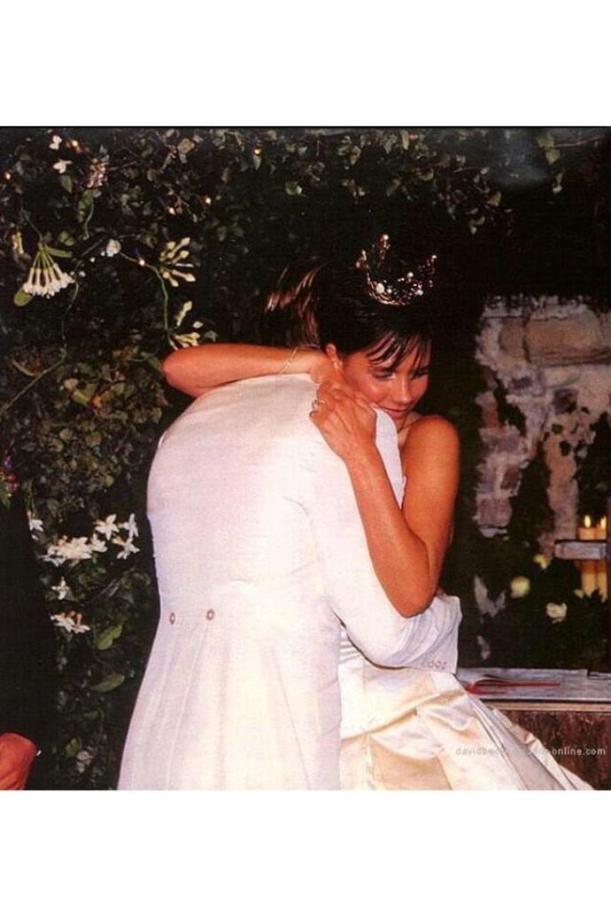 Victoria Beckham
Šaty Victorie navrhovala Vera Wang. Davida Beckhama si brala 4. července 1999 v Luttrellstown Castle v Irsku. Na recepci se pak pár převlékl do purpurových k sobě ladících outfitů od Antonia Berardiho a seděli na na zakázku vyrobených trůnech.
Victoria Beckham
Šaty Victorie navrhovala Vera Wang. Davida Beckhama si brala 4. července 1999 v Luttrellstown Castle v Irsku. Na recepci se pak pár převlékl do purpurových k sobě ladících outfitů od Antonia Berardiho a seděli na na zakázku vyrobených trůnech.