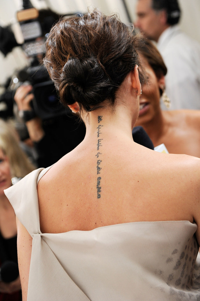 Nejen její manžel, ale i Victoria Beckham má v rukávu několik tetování. Na zádech má vytetovanou báseň v hebrejštině.
Nejen její manžel, ale i Victoria Beckham má v rukávu několik tetování. Na zádech má vytetovanou báseň v hebrejštině.