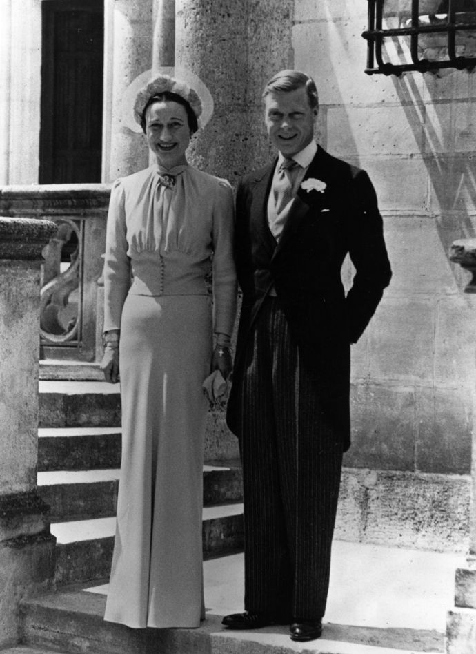 Wallis Simpson
Král Eduard VIII. v prosinci roku 1936 abdikoval, aby se mohl oženit s Wallis Simpson. Vzali se v červnu 1937 na Château de Candé ve Francii. Wallis měla na sobě světle modré šaty s všitým pasem na knoflíčky, brož od Cartiera na krku a klobouk ve stylu svatozáře.
Wallis Simpson
Král Eduard VIII. v prosinci roku 1936 abdikoval, aby se mohl oženit s Wallis Simpson. Vzali se v červnu 1937 na Château de Candé ve Francii. Wallis měla na sobě světle modré šaty s všitým pasem na knoflíčky, brož od Cartiera na krku a klobouk ve stylu svatozáře.