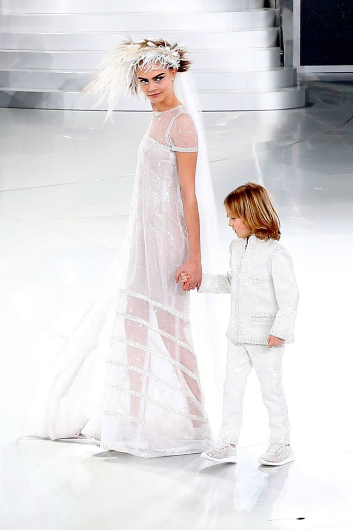 leden 2014

Při finále couture show značky Chanel Cara představovala nevěstu a doprovázela na přehlídkovém molu pětiletého Hudsona Kroeniga.
