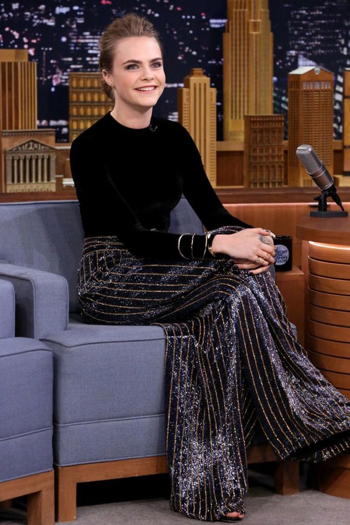 červenec 2015

Cara má na sobě Balmain kalhoty v The Tonight Show Starring Jimmy Fallon v New Yorku.
