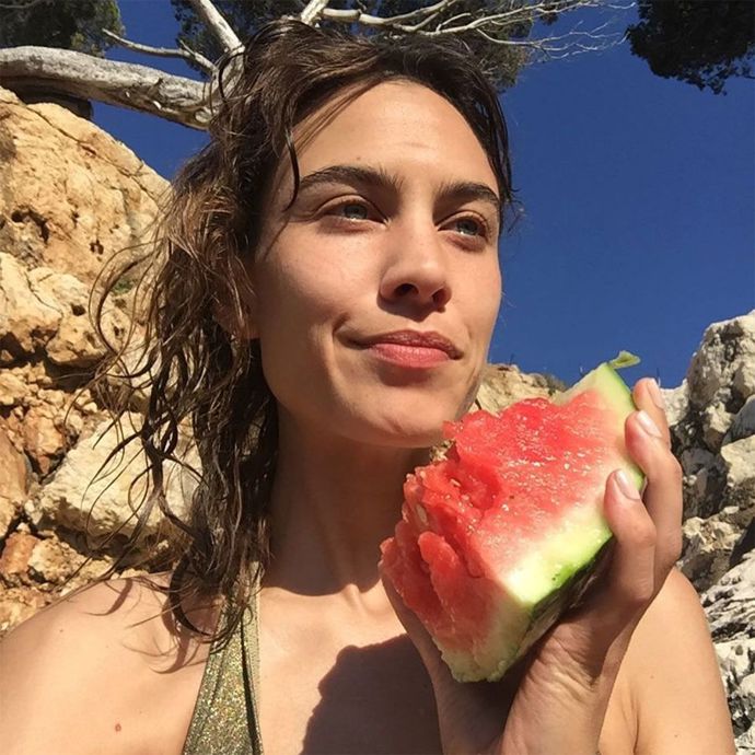 Alexa Chung si užívá dovolenou na Mallorce s melounem v ruce a modrou oblohou.
