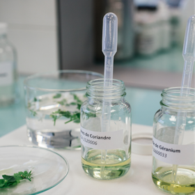 Řada Botanicals Fresh Care je veganská, protože neobsahuje žádnou složku živočišného původu (včetně mléka, vajec, medu nebo jiných včelích ingrediencí).
