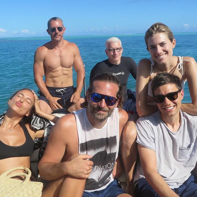 Návrhářka Diane von Furstenberg přidala na Instagram fotku z její dovolené na Tahiti s kamarády Bradley Cooperem, Irinou Shayk, Allison Williams s manželem Ricky Van Veenem a Anderson Cooperem.

