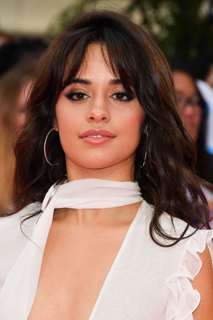 Camila Cabello

S vlnitými vlasy může být ofina sice trochu neposedná, ale i přesto stylová.
