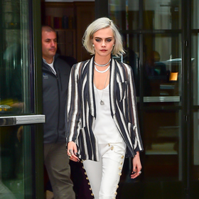 Cara Delevingne

Skutečně šik byla Cara Delevingne v novém mikádo sestřihu a ledově blond barvě.
