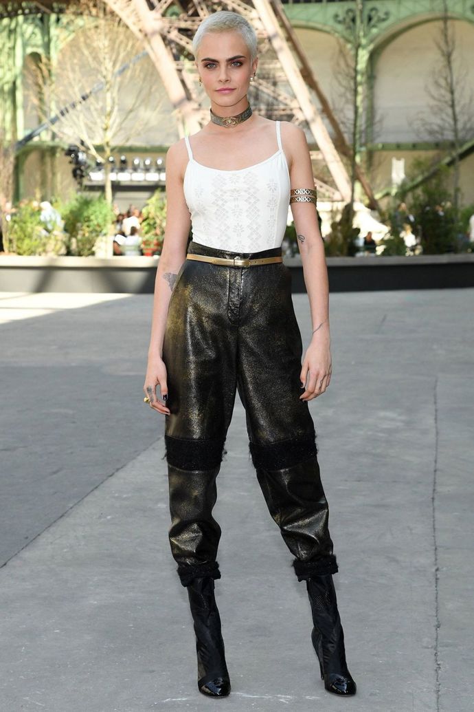 červenec 2017

Na Chanel haute couture show v Paříži měla Cara na sobě kalhoty s vysokým pasem s kozačkami a bílým topem se špagetovými ramínky. Zlatým chokerem a páskem look skvěle doplnila.
