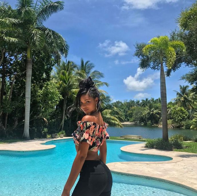 Americká topmodelka Chanel Iman si od focení odpočinula u bazénů v Miami.
