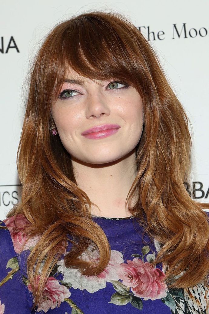 Emma Stone

Vlasy vyfoukané do objemu vypadají s ofinou zkrátka skvěle, Emma ví, jak na to.
