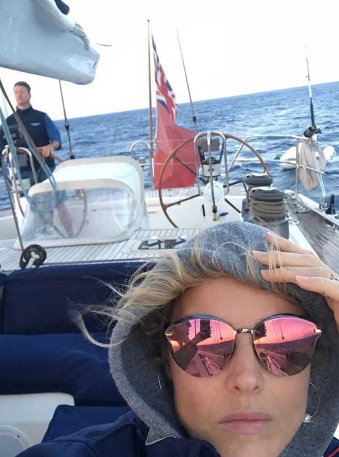 Kromě toho ale Eva Herzigová napsala na Instagram, že se na lodi cítí jako zmrzlá.

