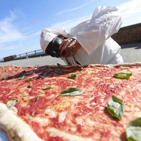 Tu pravou neapolskou pizzu ochutnáte zkrátka jenom v Neapoli.
