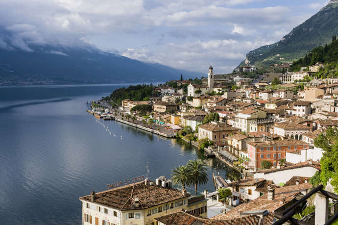 Pokud nevyhledáváte koupání ve slané vodě, Lago di Garda je ideální alternativou. Navíc je skvělým výchozím bodem pro cesty do Verony či Benátek.
Pokud nevyhledáváte koupání ve slané vodě, Lago di Garda je ideální alternativou. Navíc je skvělým výchozím bodem pro cesty do Verony či Benátek.