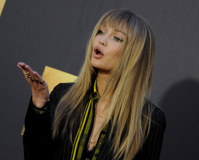 Gigi Hadid

Když Gigi s tímhle účesem přišla na udílení cen VMA, všichni přemýšleli, jestli je skutečně ostříhaná, nebo je to jenom nějaký trik v podobě příčesku či paruky.
