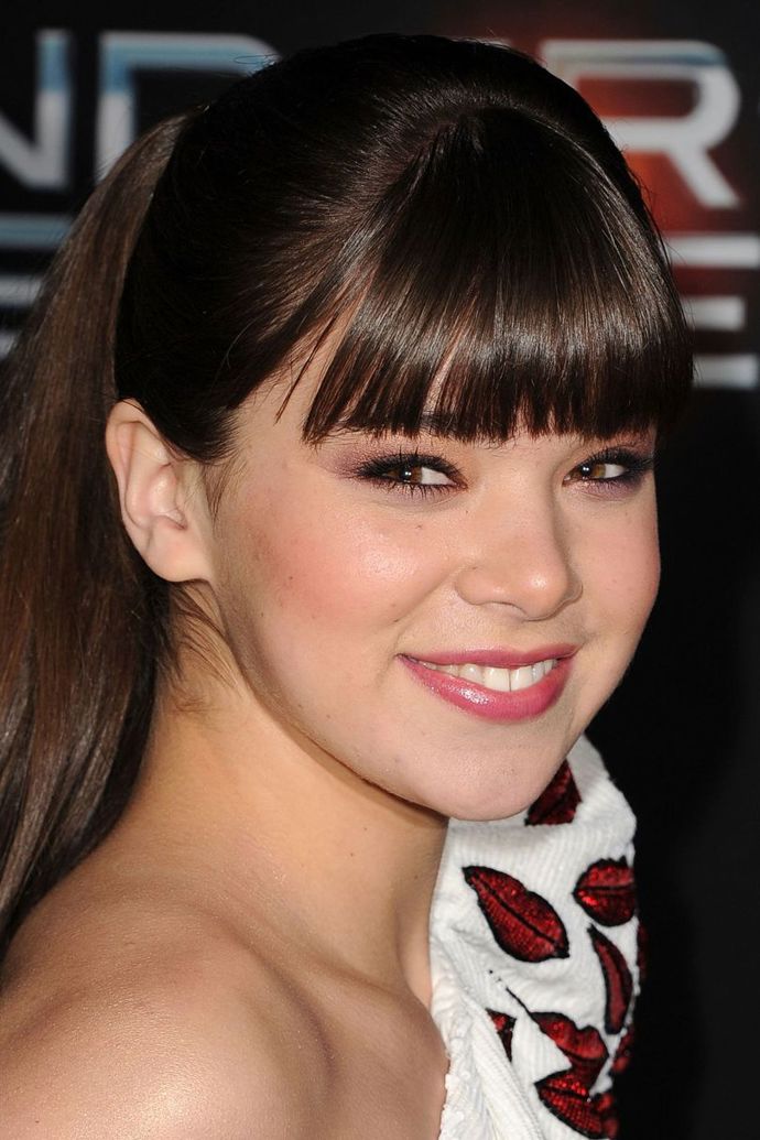 Hailee Steinfeld

Tato ofina je jako stvořená k vysoko vyčesanému culíku.
