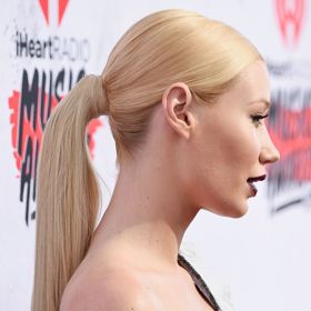Iggy Azalea na udílení IHeartRadio cen dokázala, že jednoduché culíky jsou zase v kurzu
