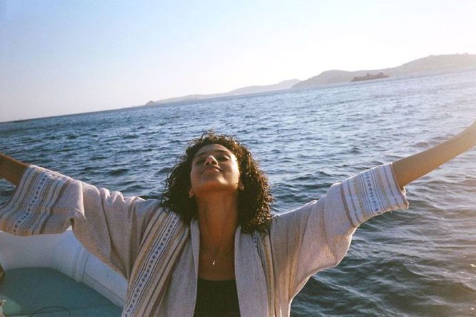 Nizozemská modelka egyptského a marockého původu Imaan Hammam sdílela na Instagramu fotku, kde si zkrátka užívá klid oceánu.
