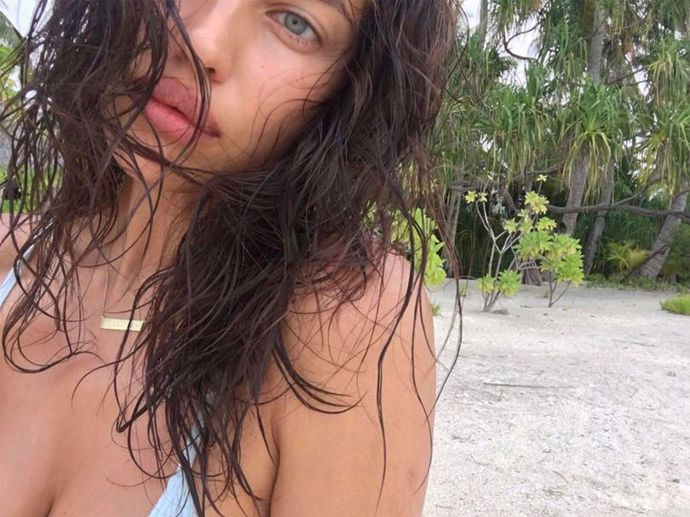 Irina Shayk sdílela na Instagramu fotku z její dovolené na Tahiti, kde byla společně s Diane von Furstenberg a dalšími z předchozí fotografie.
