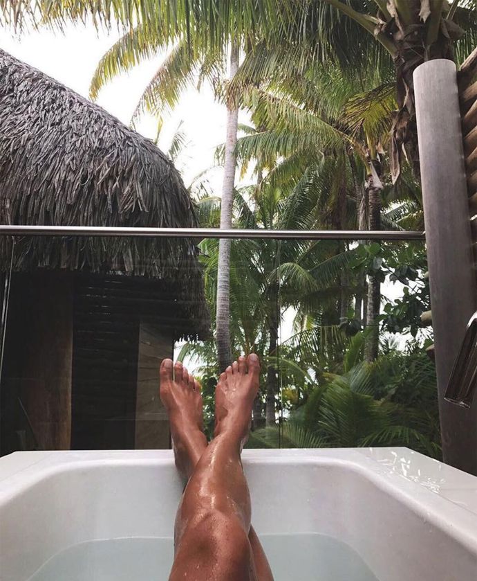 Ruská topmodelka na Instagramu odhalila, jak si ona a její partner Bradley Cooper dovolenou na Tahiti užívají.
