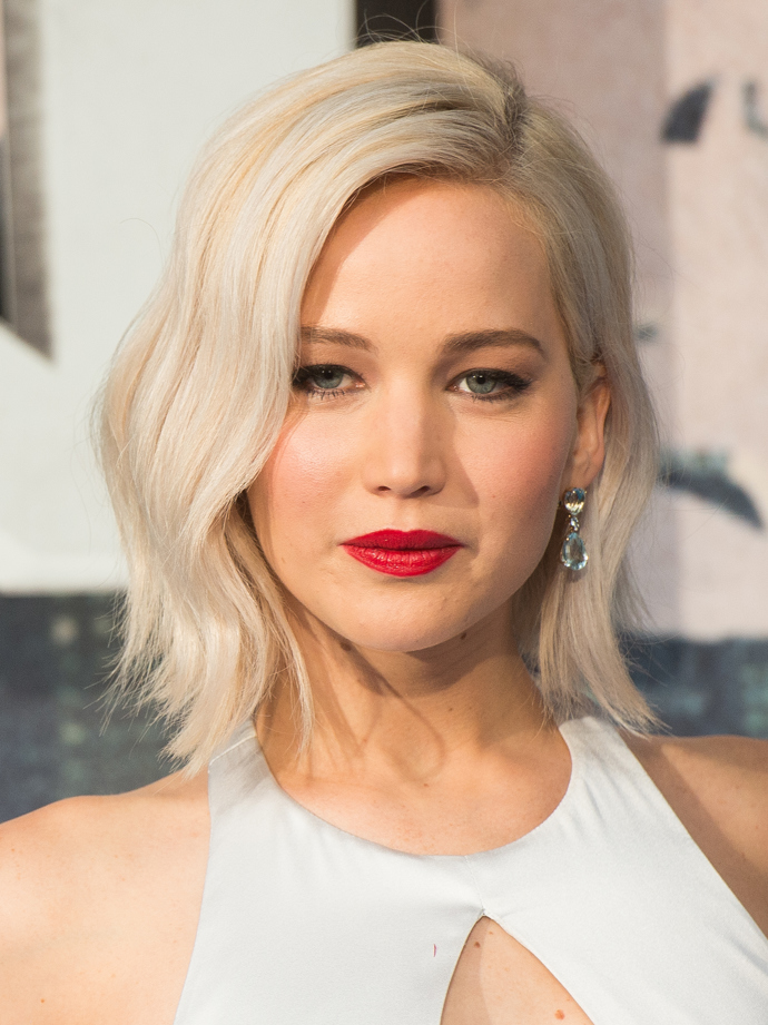 Jennifer Lawrence

Vlasy J-Law byly stále blonďatější a blonďatější, až se staly platinově blond a podle nás to Jennifer extrémně sluší.
