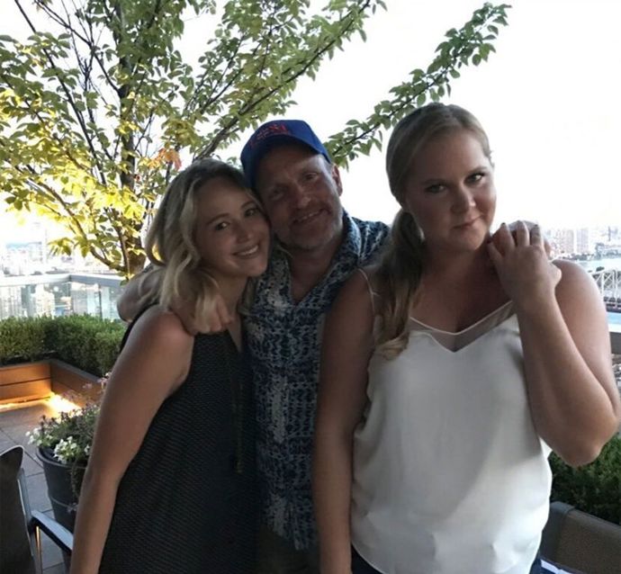Herečka Jennifer Lawrence a komička Amy Schumer strávily nějaký čas s americkým hercem Woody Harrelsonem.
