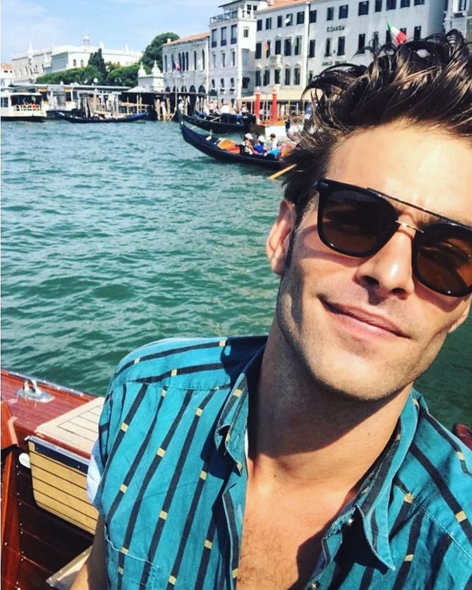Model Jon Kortajarena spojil v Benátkách příjemné s užitečným.
