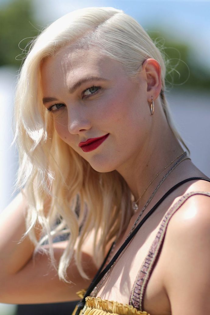 Karlie Kloss

Karlie nedávno zvolila platinový odstín, který v kombinaci s rudou rtěnkou vypadá zkrátka úžasně.
