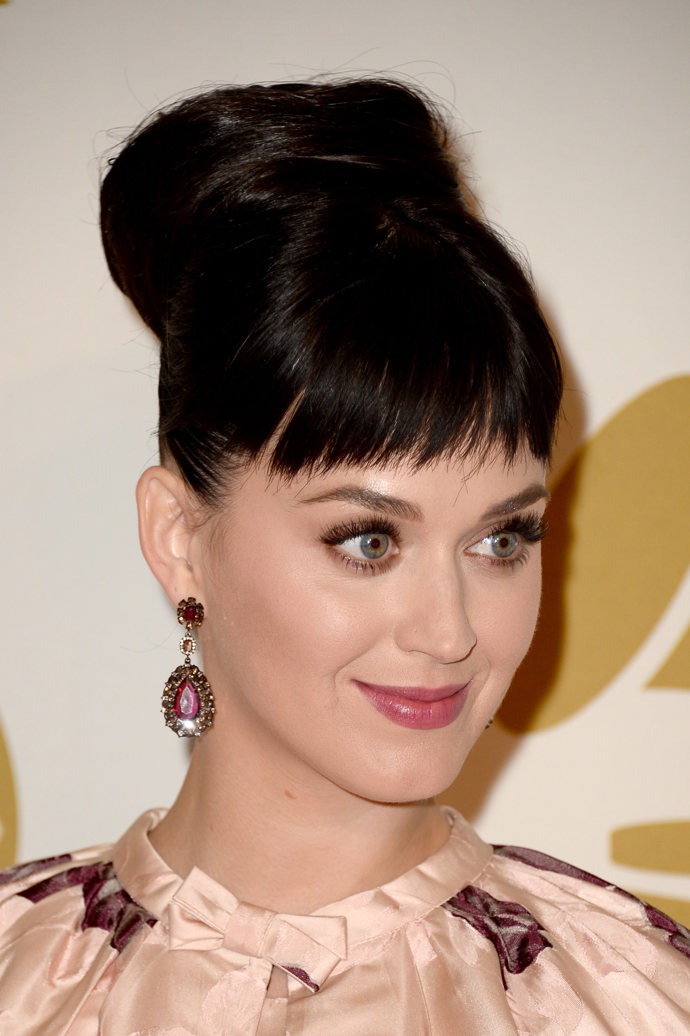 Katy Perry

V dobách, kdy Katy ještě měla tmavé dlouhé vlasy, nosila ofinu velmi často.
