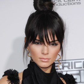 Kendall Jenner

I když tenhle styl ofiny může někoho tak trochu otravovat, musíme uznat, že stylový rozhodně je!
