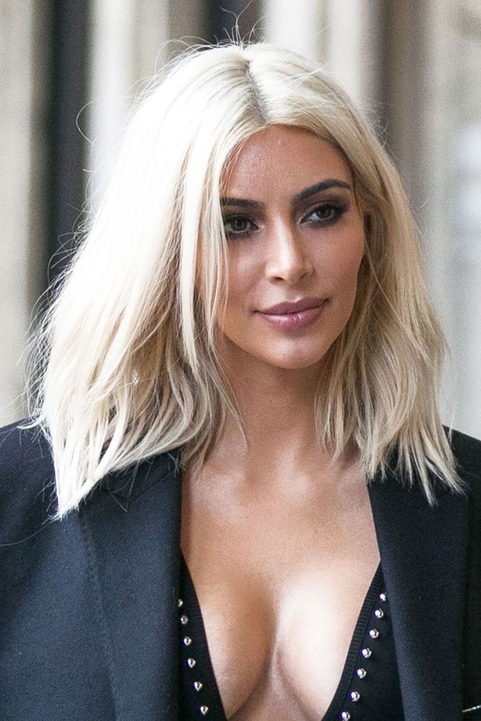 Kim Kardashian West

Před dvěma lety před fashion weekem v Paříži se i královna všech brunet Kim Kardashian rozhodla pro blond barvu.
