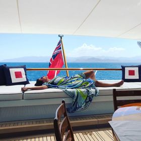 Hvězda americké televizní reality show Kris Jenner vyrazila na plavbu jachtou kolem řeckých ostrovů s Tommy Hilfigerem a jeho ženou Dee.
Hvězda americké televizní reality show Kris Jenner vyrazila na plavbu jachtou kolem řeckých ostrovů s Tommy Hilfigerem a jeho ženou Dee.