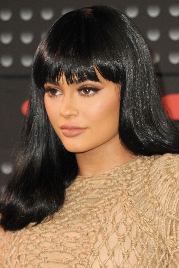 Kylie Jenner

Kylie svůj vzhled neustále mění, a tak vyzkoušela už i černou paruku s ofinou.
